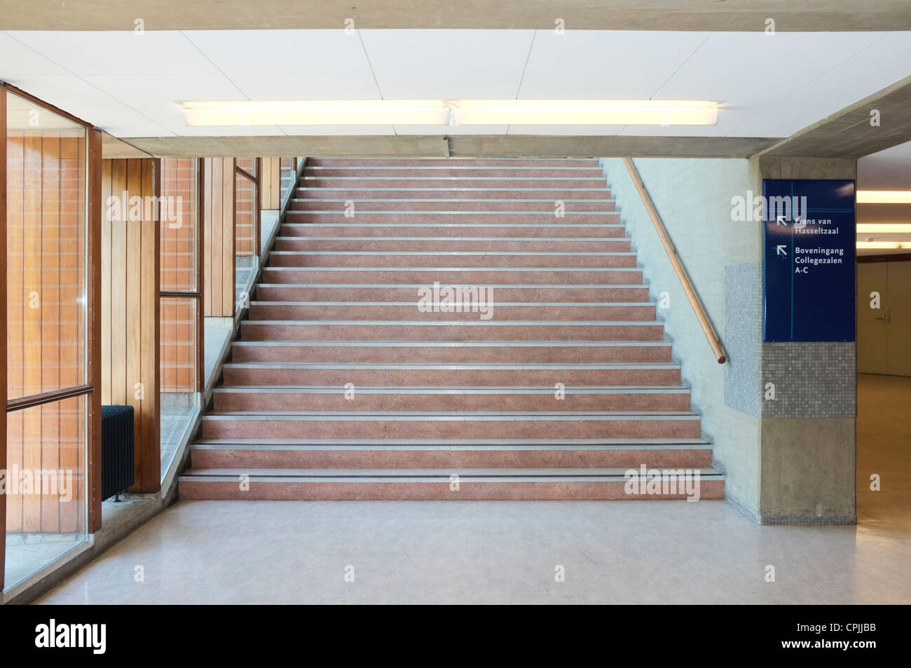 Moderne Treppe in Delft University of Technology Stockfoto