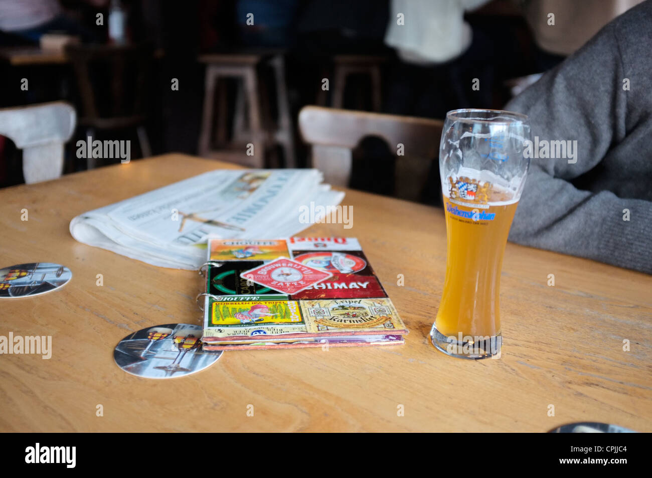 Belgisches Bier auf einem Tisch mit Bier-Menü Stockfoto