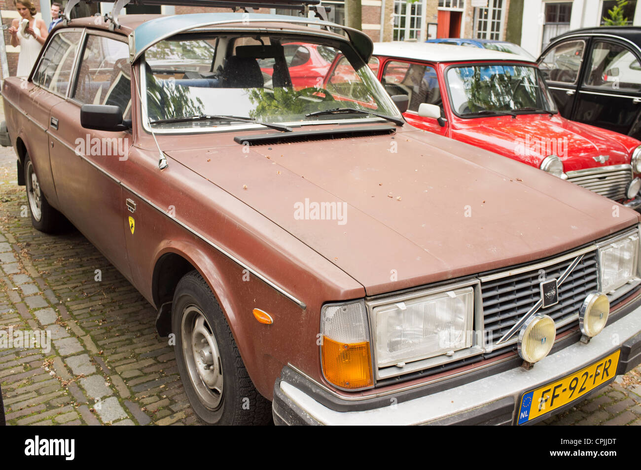 Alte Volvo 140 im Parkhaus verblasst. Stockfoto