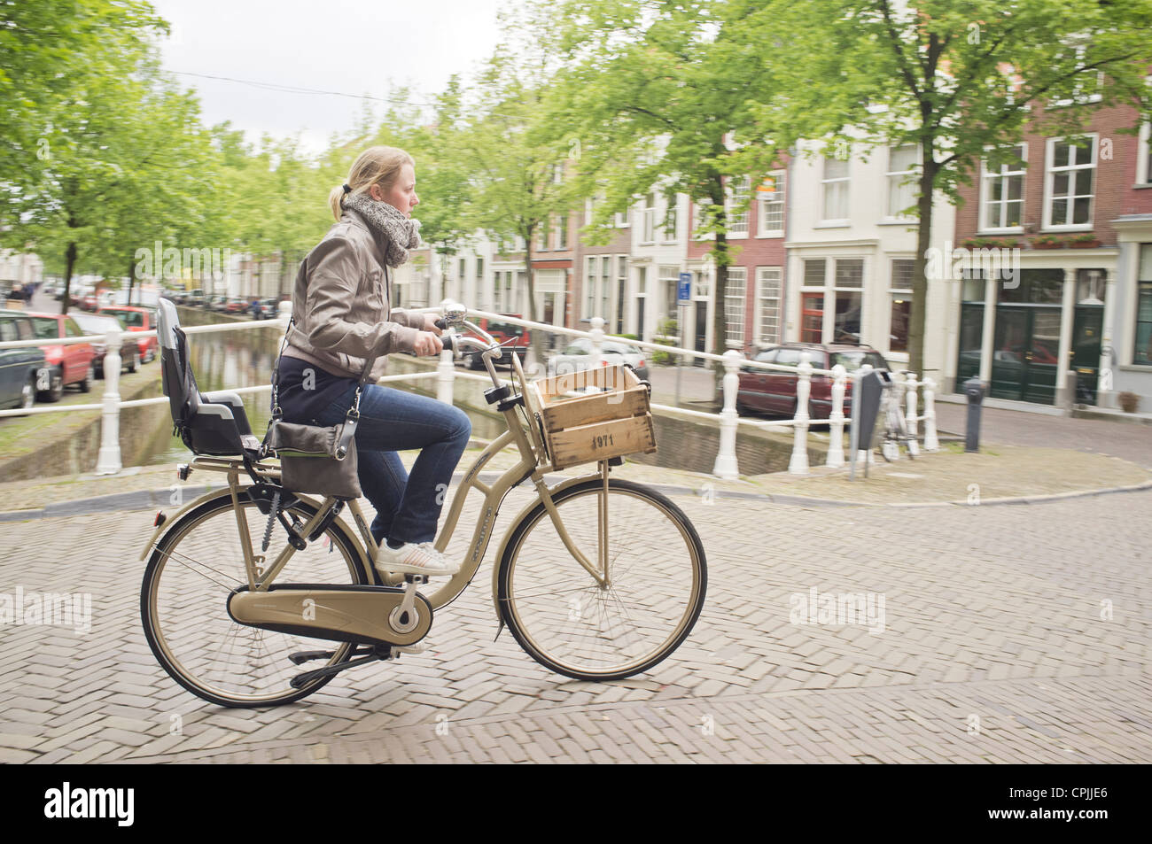 Radfahren in der niederländischen Stadt Delft Stockfoto