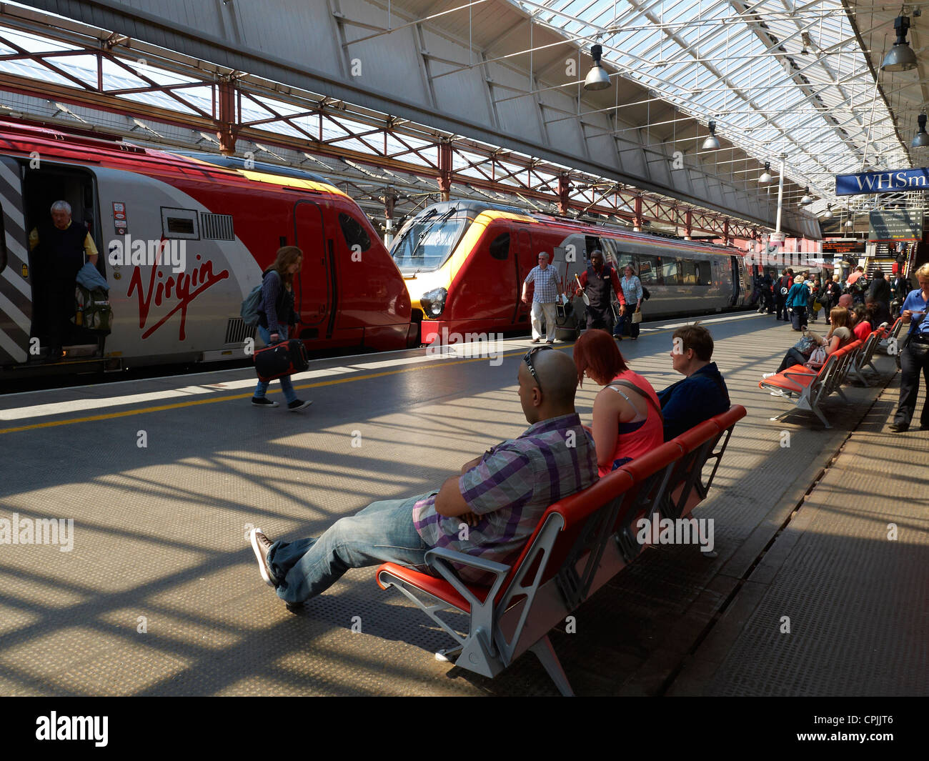 Warten auf einen Zug in Crewe UK Stockfoto