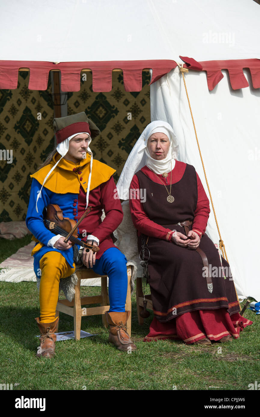 UMEA, Schweden - 19. Mai: Menschen verkleidet in mittelalterlichen Kostümen auf dem Festival Kulturnatta am 19. Mai 2012 in Umea, Schweden. Stockfoto