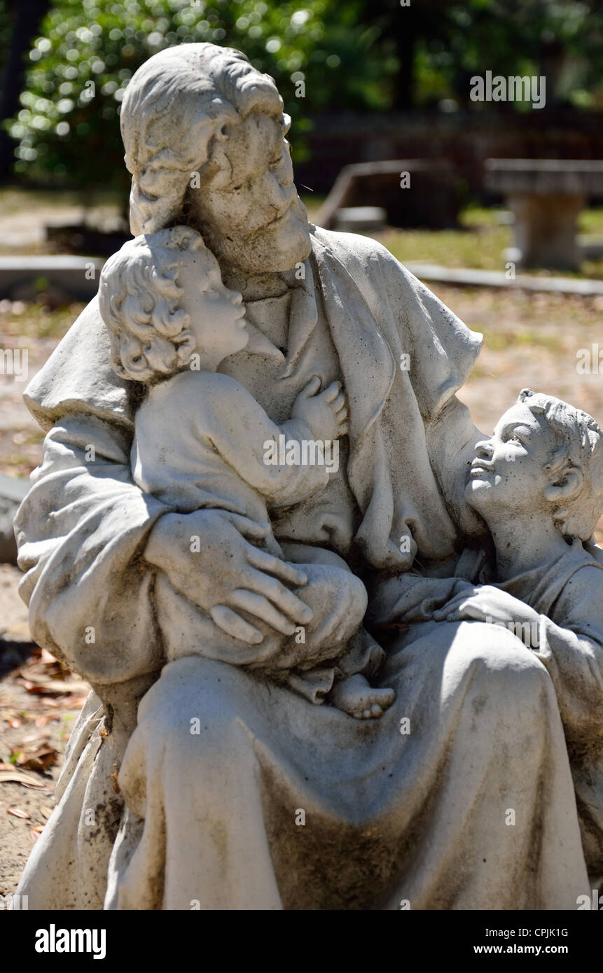 Friedhof-Statue von Jesus mit Kindern Stockfoto