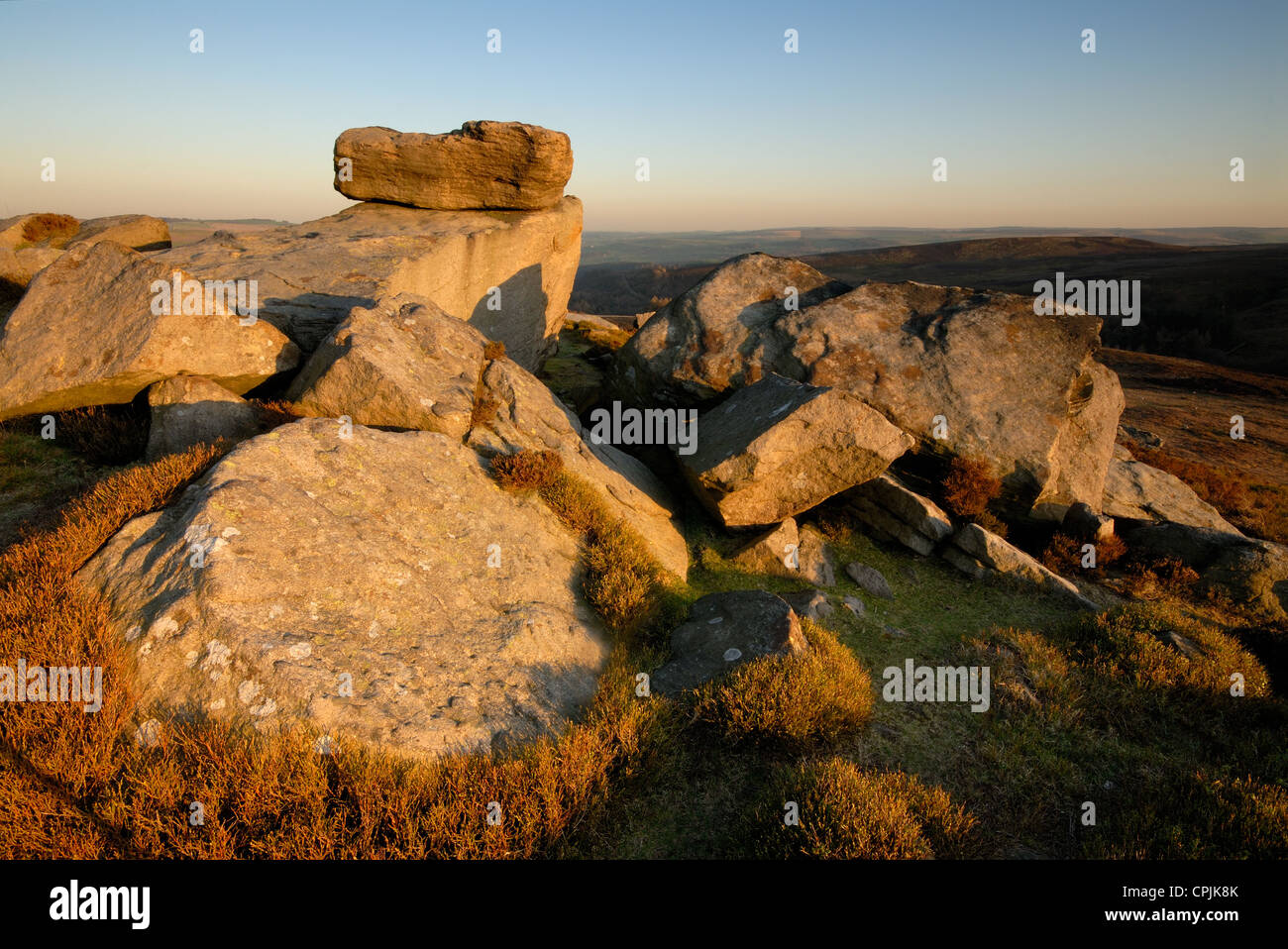 Hurkling Steinen Hurkling hochkant im Peak District National Park Stockfoto