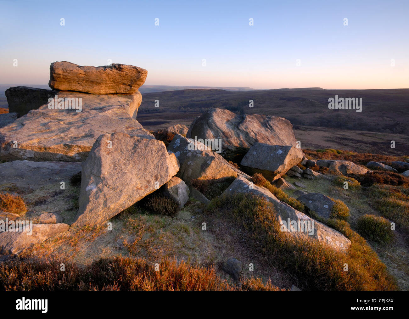 Hurkling Steinen Hurkling hochkant im Peak District National Park Stockfoto