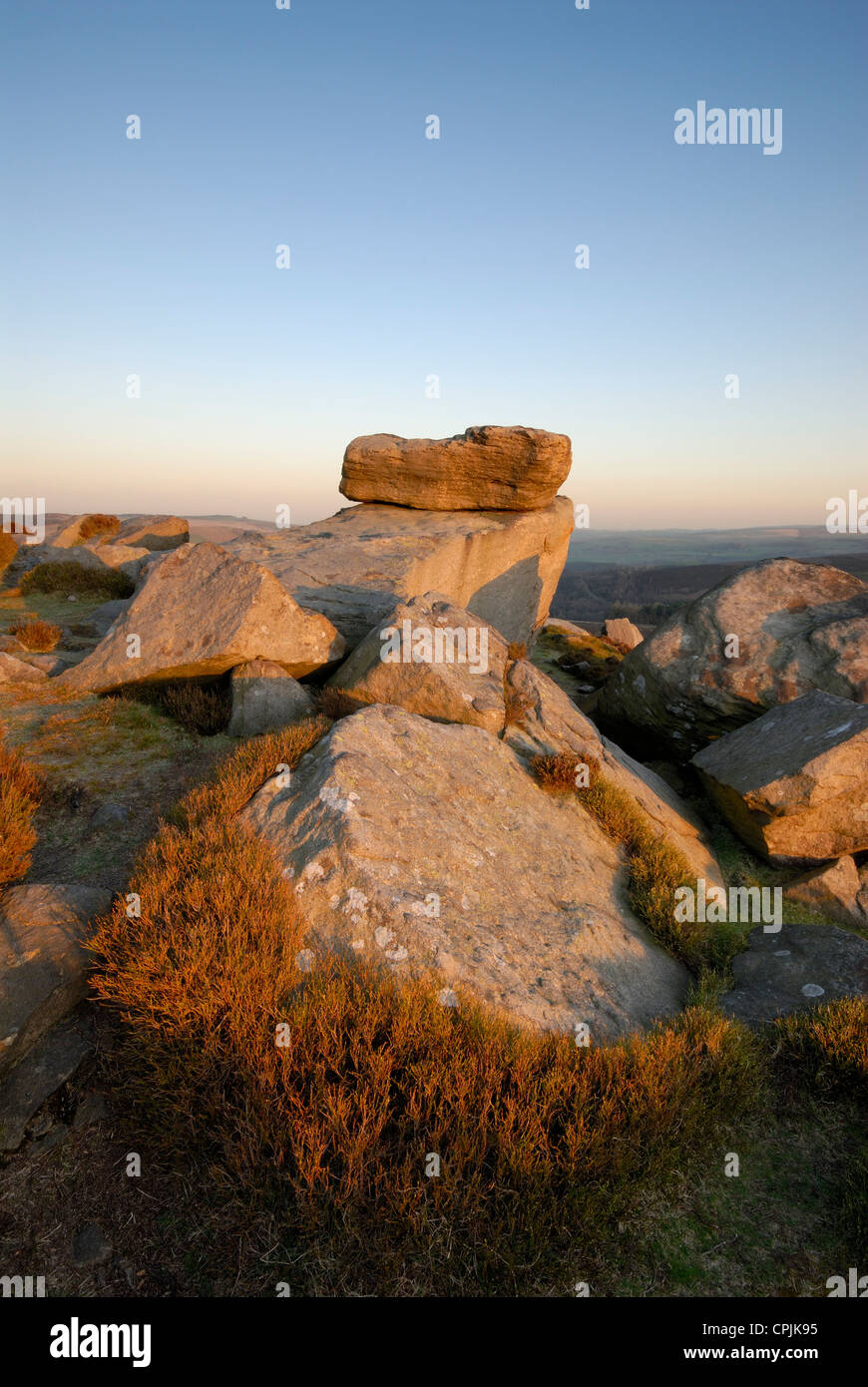 Hurkling Steinen Hurkling hochkant im Peak District National Park Stockfoto