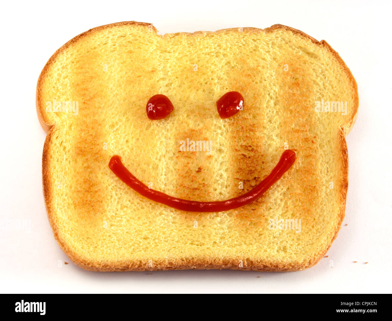 Einzelnes Stück geröstetes Brot mit einer gezeichneten glückliches Gesicht isoliert auf weißem Hintergrund. Stockfoto