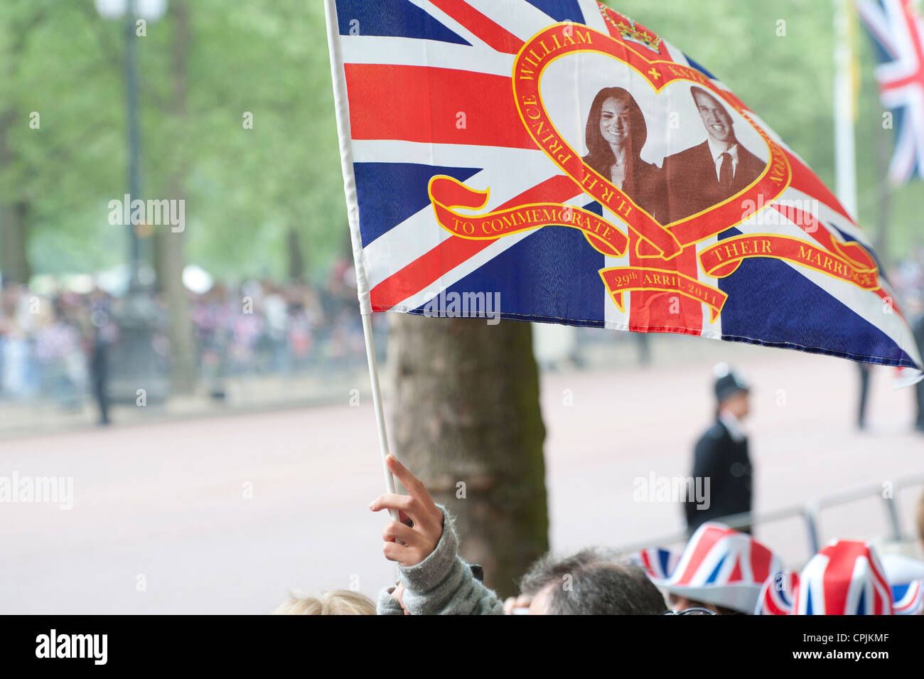 Flagge von Prinz William und Kate Middleton wird auf der Mall in London winkte, während der Wartezeit für die königliche Prozession. Stockfoto