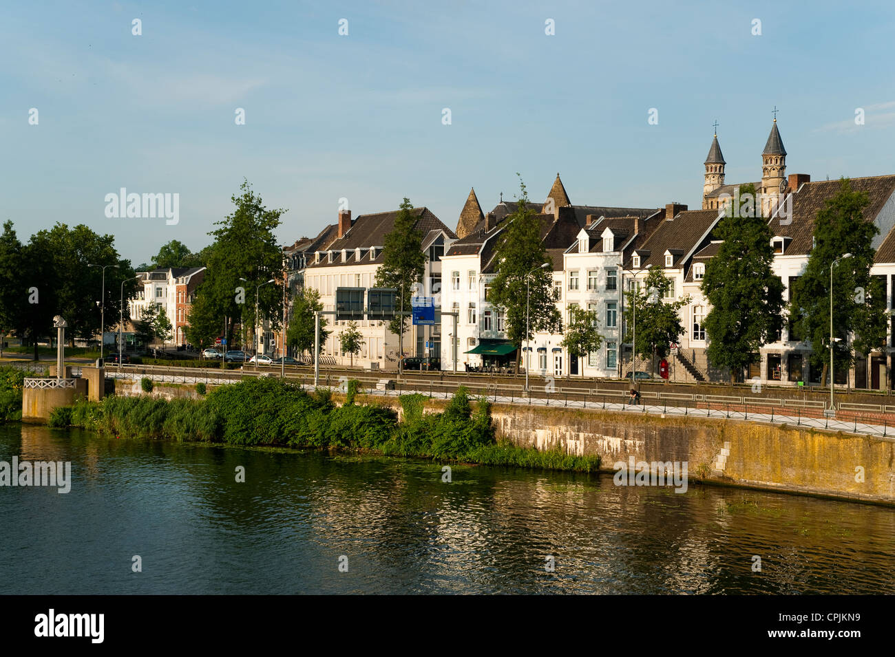 Blick auf die Stadt und Fluss Maas, Maastricht, Limburg, Niederlande, Europa. Stockfoto