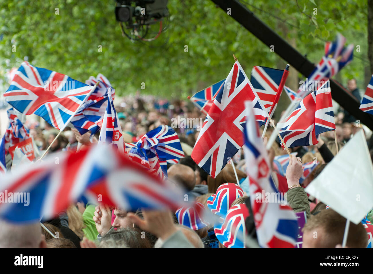 Union Jack-Flaggen werden von Zuschauern bei der königlichen Hochzeit von Prinz William und Catherine Middleton winkte. Stockfoto