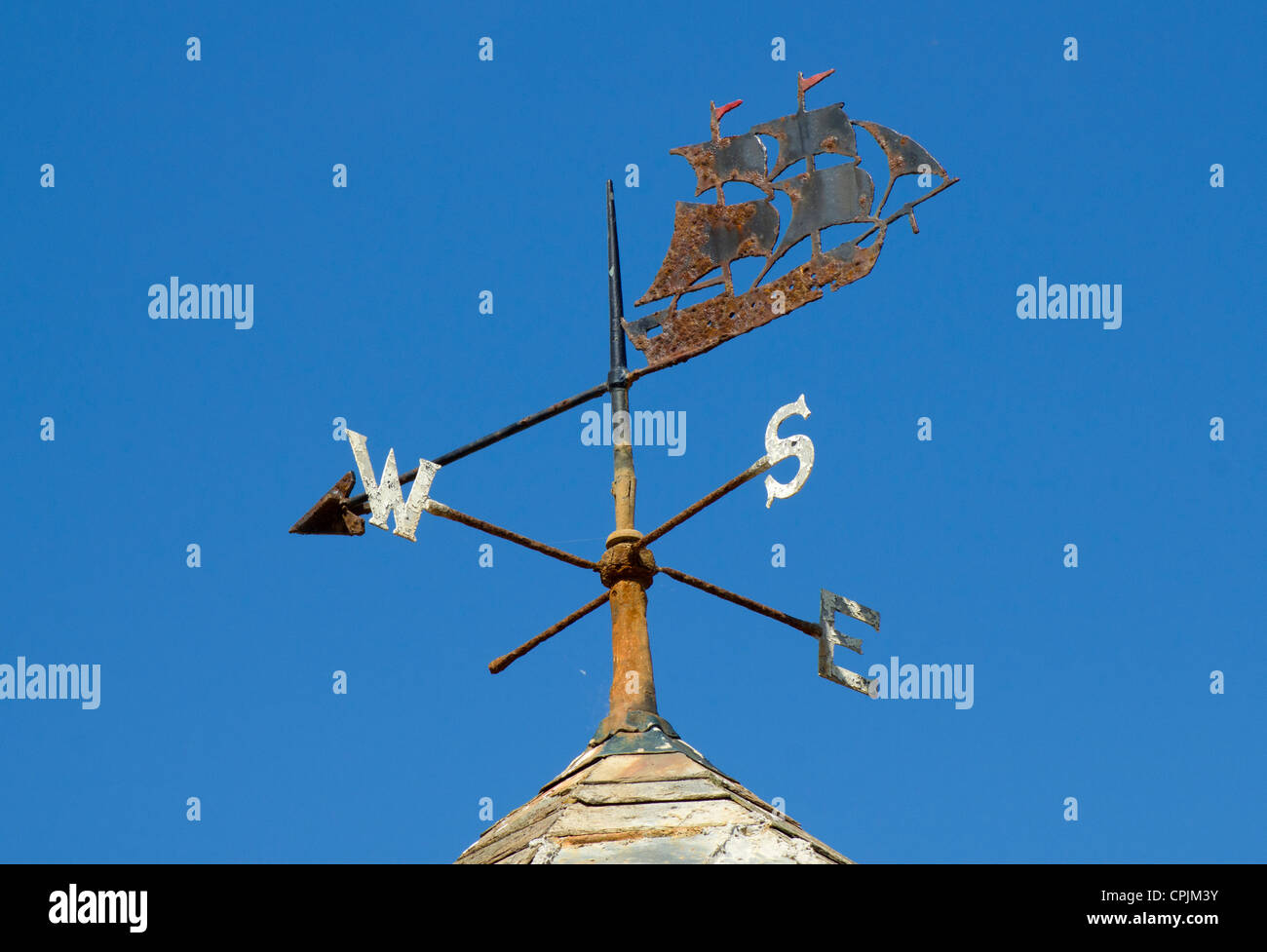 Alten Wetterfahne mit einem Segelschiff und fehlende Nord-Symbol.  Charlestown Hafen, Cornwall UK. Stockfoto