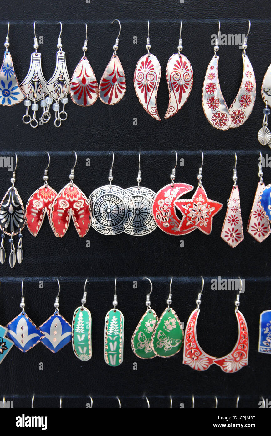 Ohrringe zum Verkauf in Istanbul, Türkei Stockfoto
