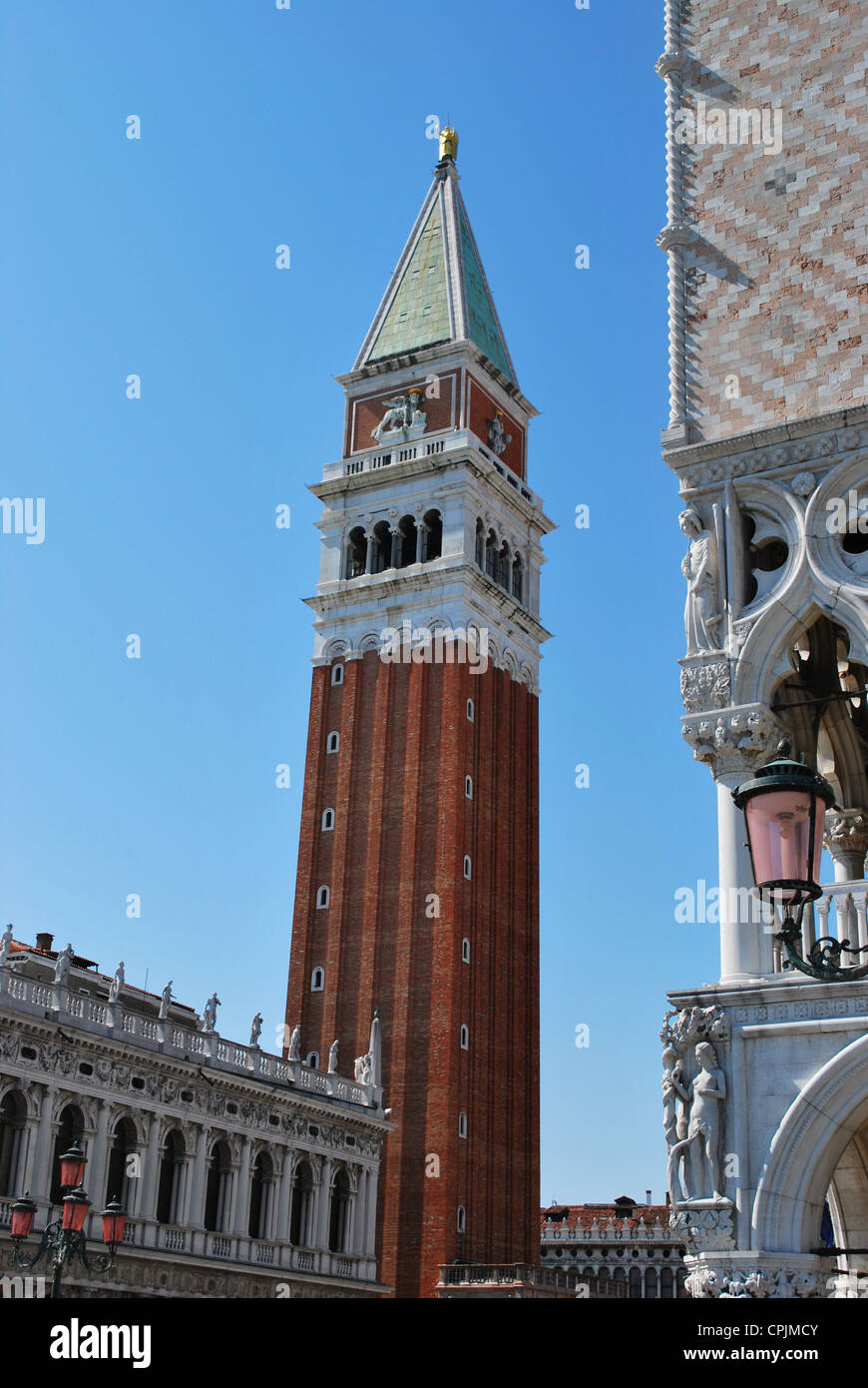 Berühmten Markusplatz Glockenturm am blauen Himmel, Venedig, Italien Stockfoto