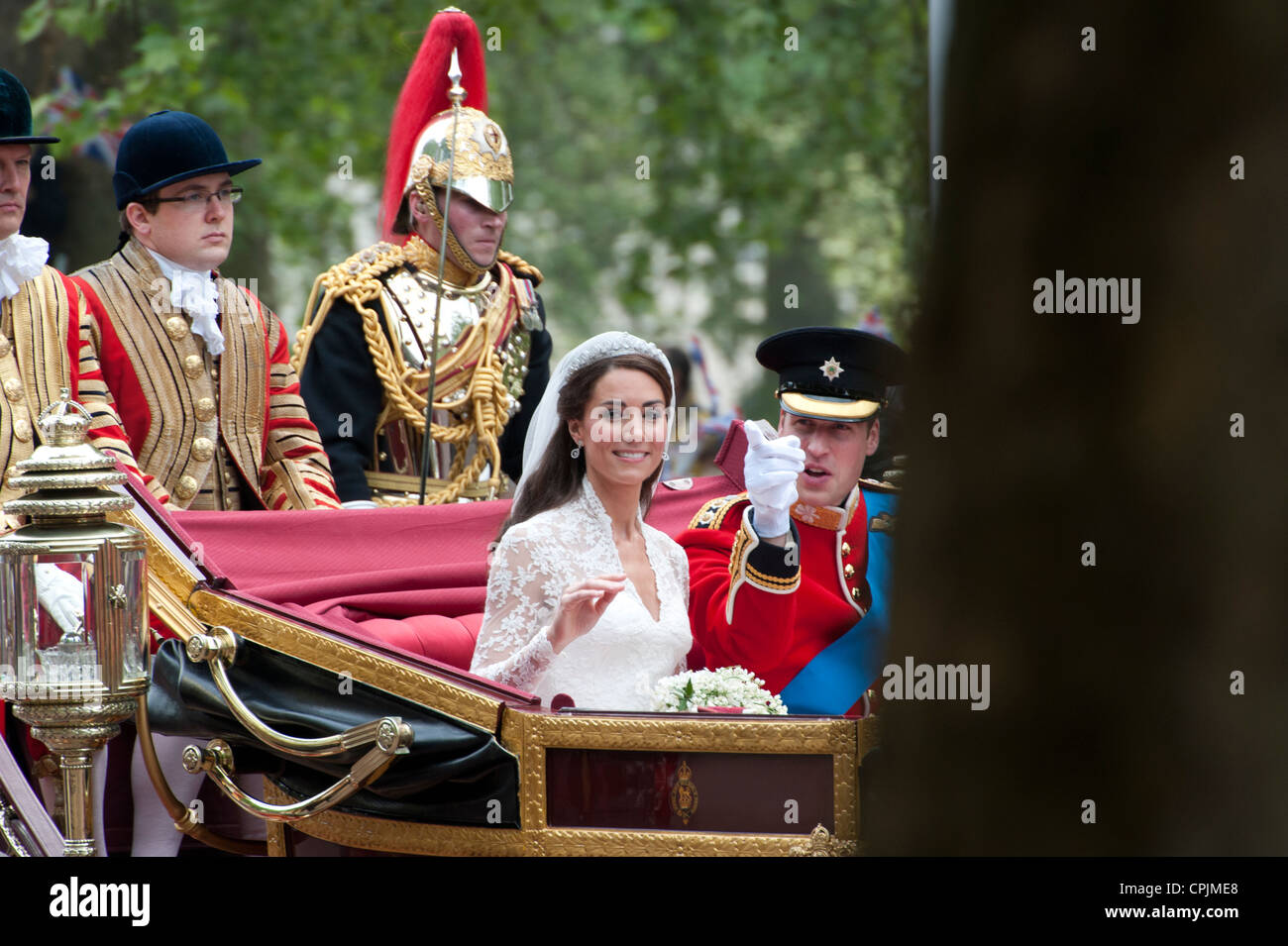 Prinz William und Catherine Middleton Fahrt in einer Kutsche über die Mall nach ihrer Hochzeit in der Westminster Abbey. Stockfoto