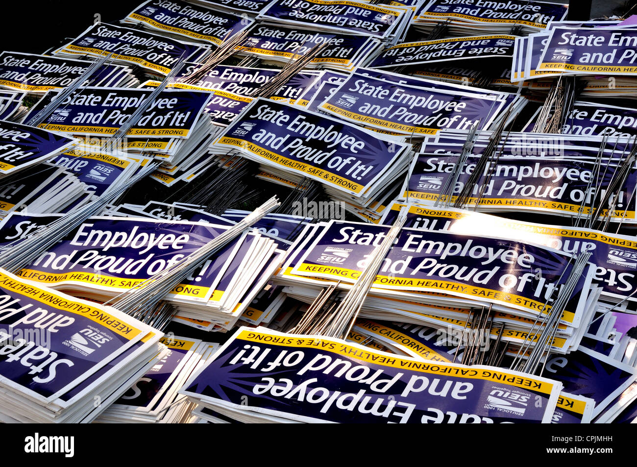 "Staatliche Mitarbeiter und stolz auf sie", Haufen von Yardzeichen für Service Mitarbeiter International Union (SEIU) bei einer Kundgebung in Sacramento Stockfoto