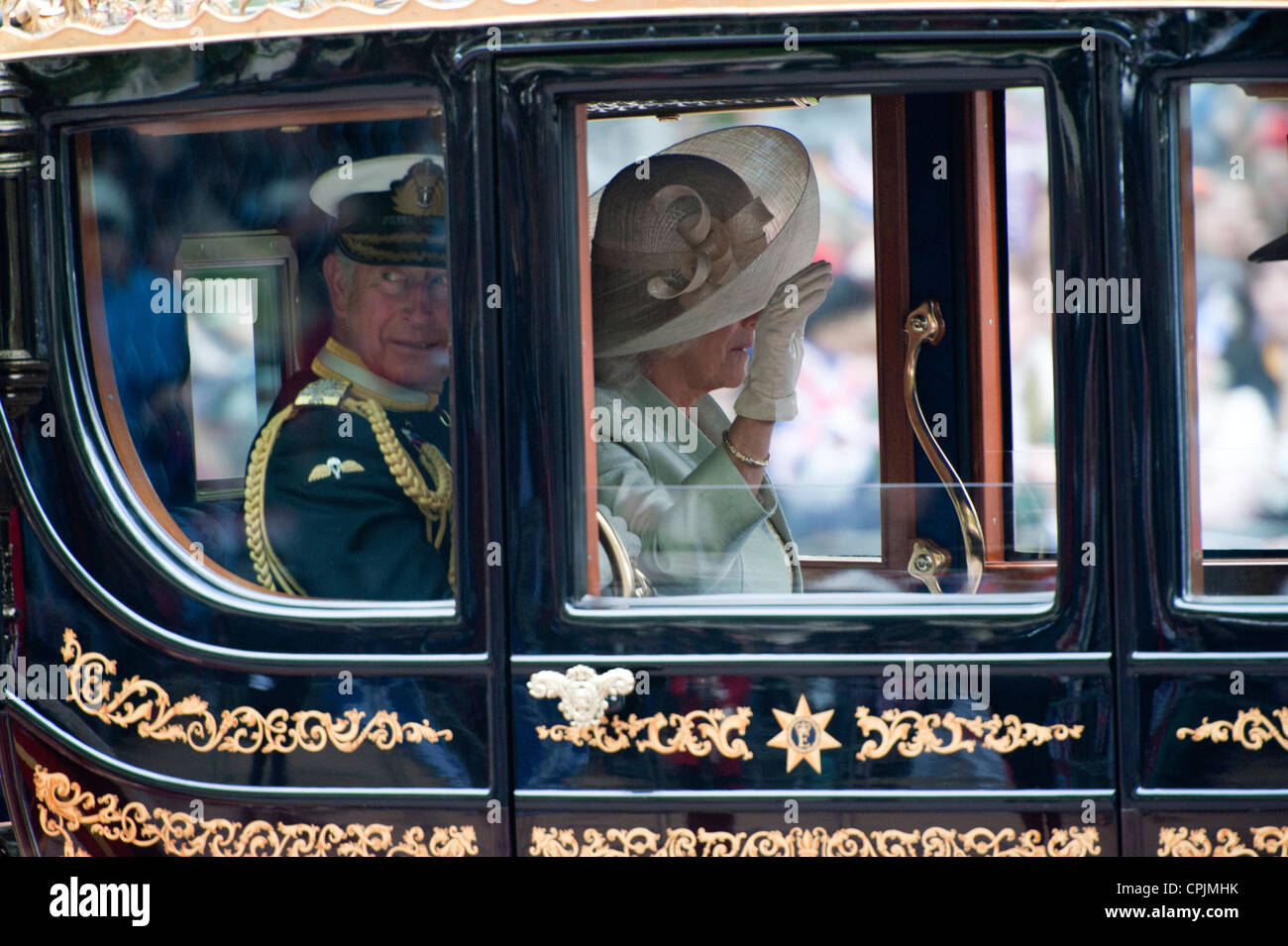 Der Herzog & Herzogin von Cornwall, Prinz Charles und Camilla Parker-Bowles nach der Hochzeit von Prinz William & Kate Middleton. Stockfoto