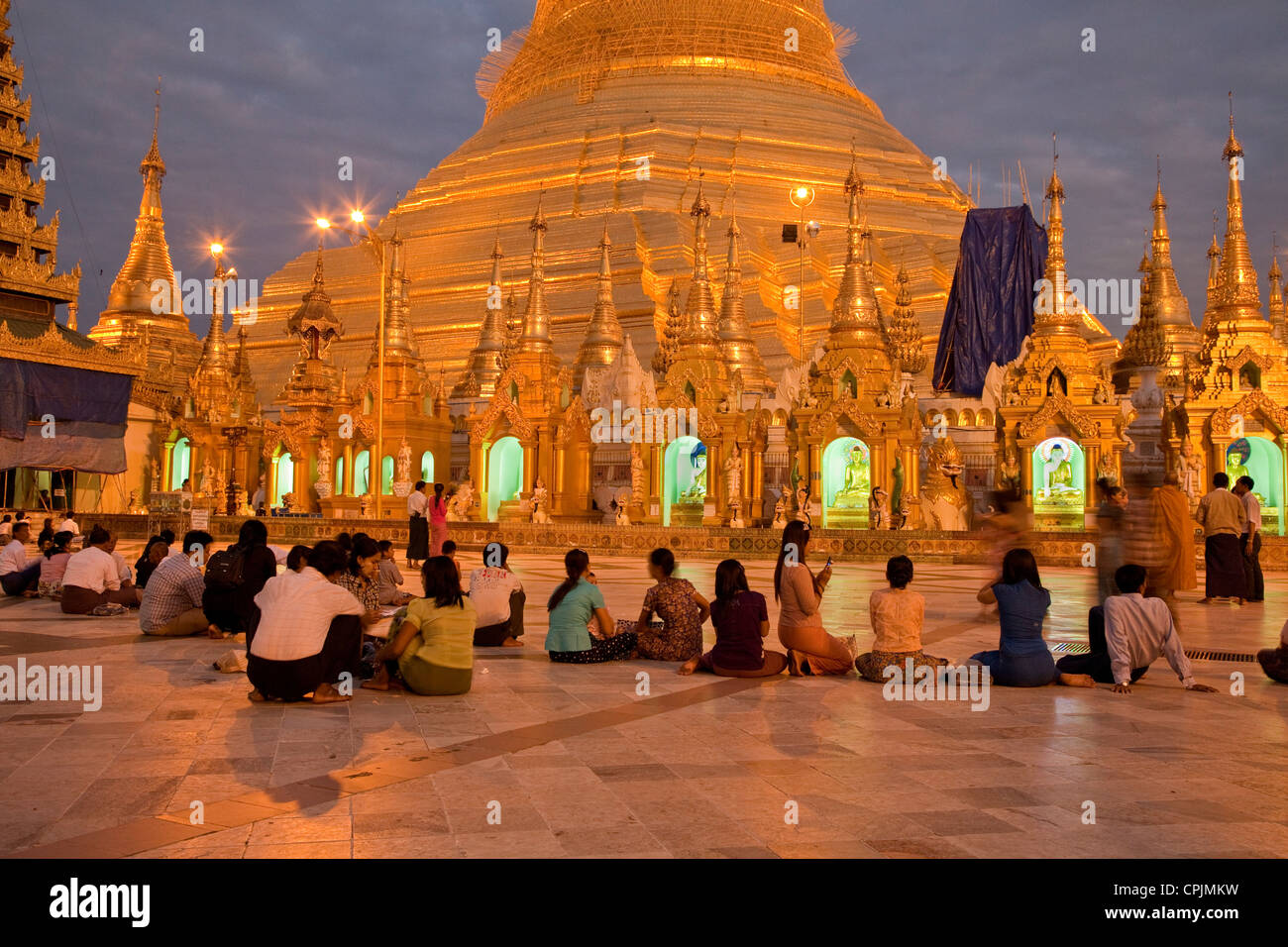 Myanmar, Burma. Shwedagon-Pagode bei Nacht, Yangon, Rangun beleuchtet. Stockfoto