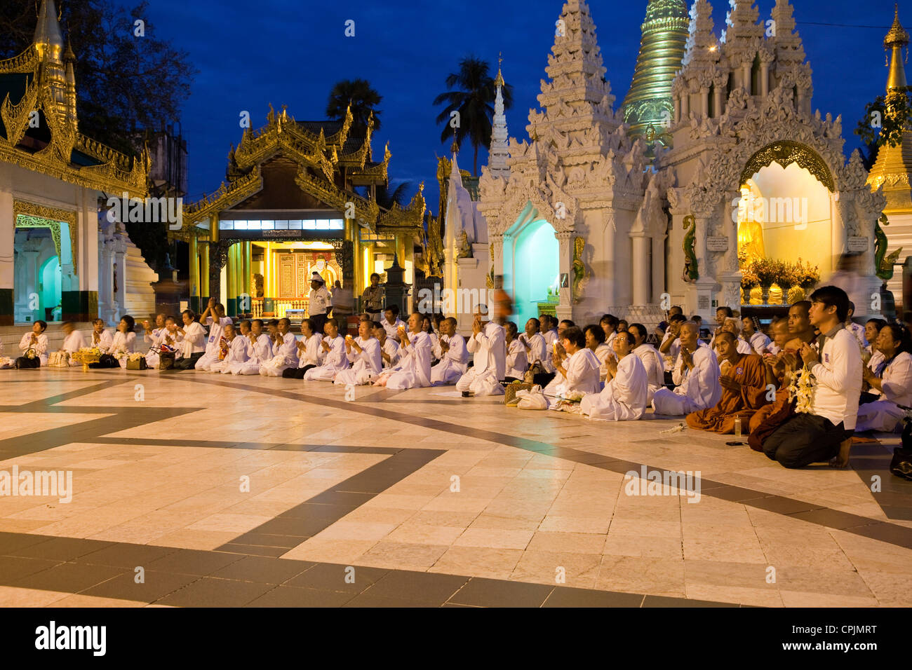 Myanmar, Burma. Shwedagon-Pagode, Yangon, Rangun. Thai Pilger beten vor der Stupa. Stockfoto