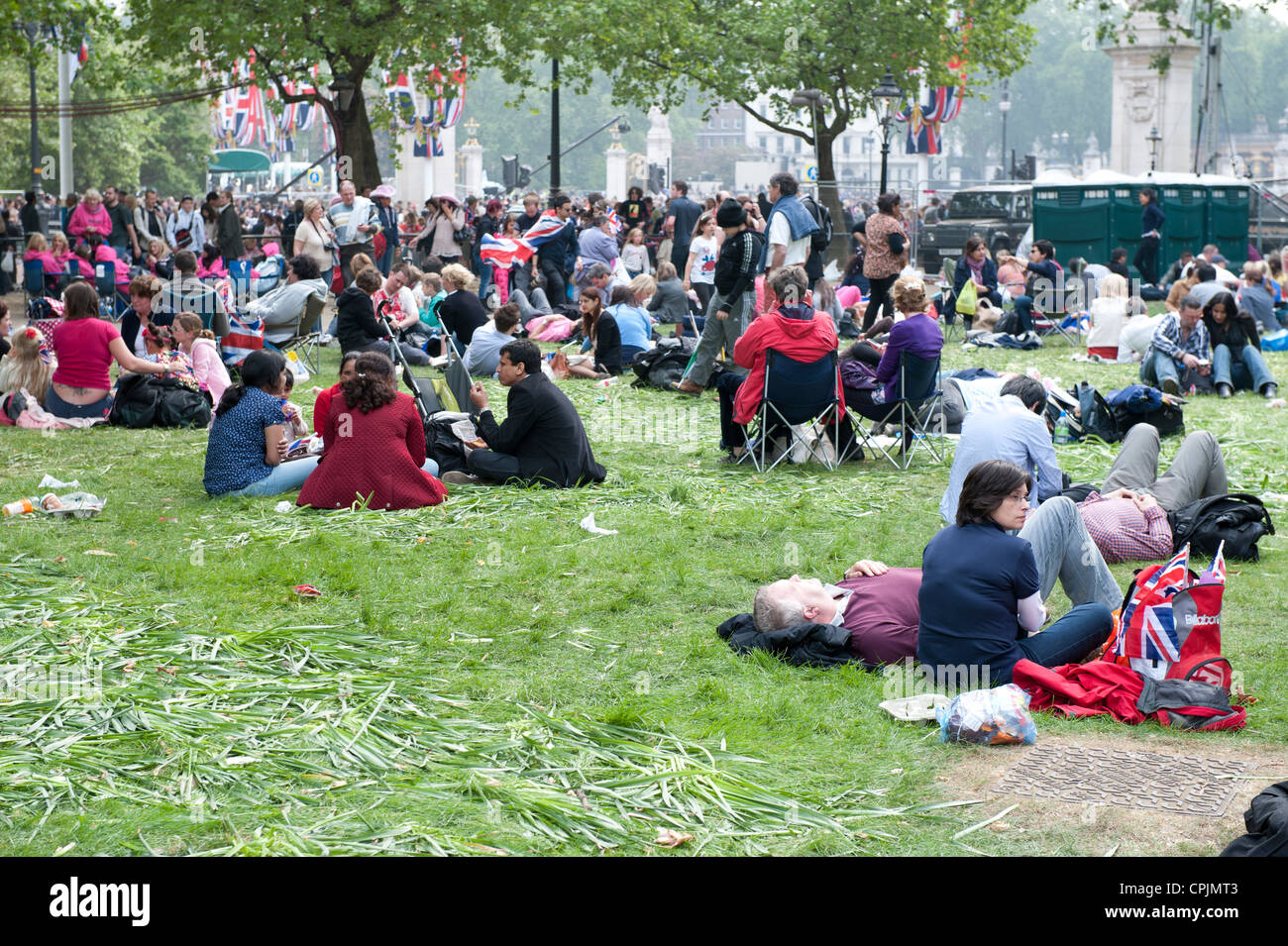 Mitglieder der öffentlichen Sitzung auf dem Rasen im Green Park nach der Heirat von Prinz William mit Catherine Middleton. Stockfoto