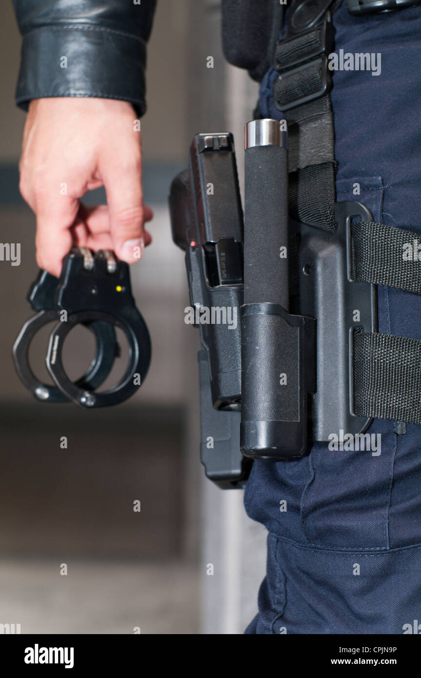 Portugiesische Polizei (PSP Kräfte) Männer mit Handschellen, Gewehr und Zubehör Stockfoto