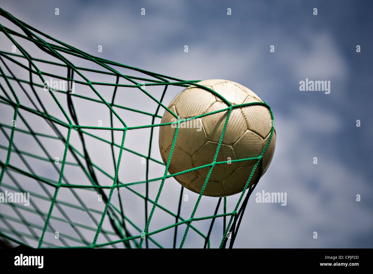 symbolisches Bild für Ziel mit einem Fußball im Netz Stockfoto