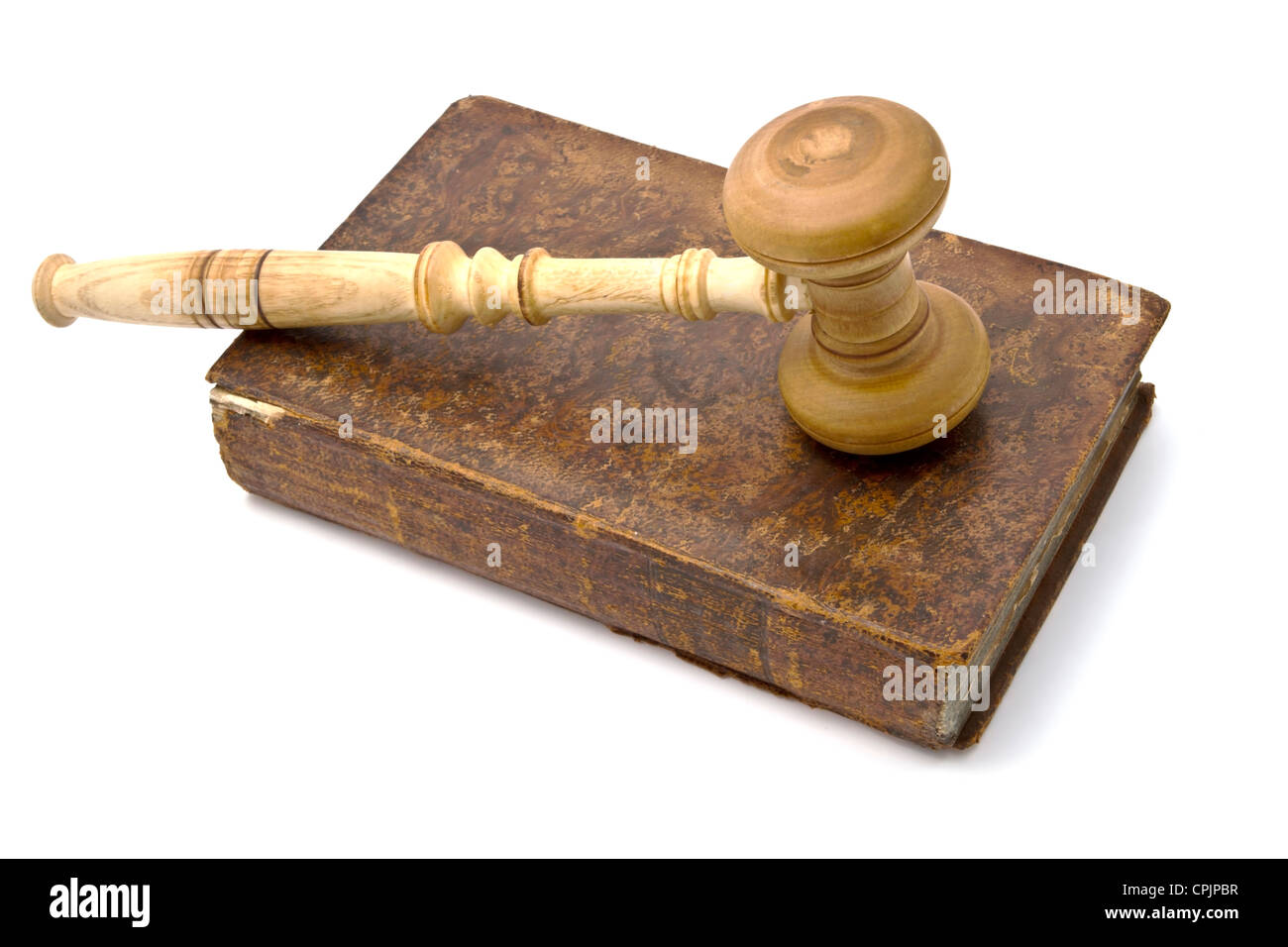 Hölzerner Hammer auf einem antiken Buch, symbolisiert Recht und Gerichtsverfahren. Stockfoto