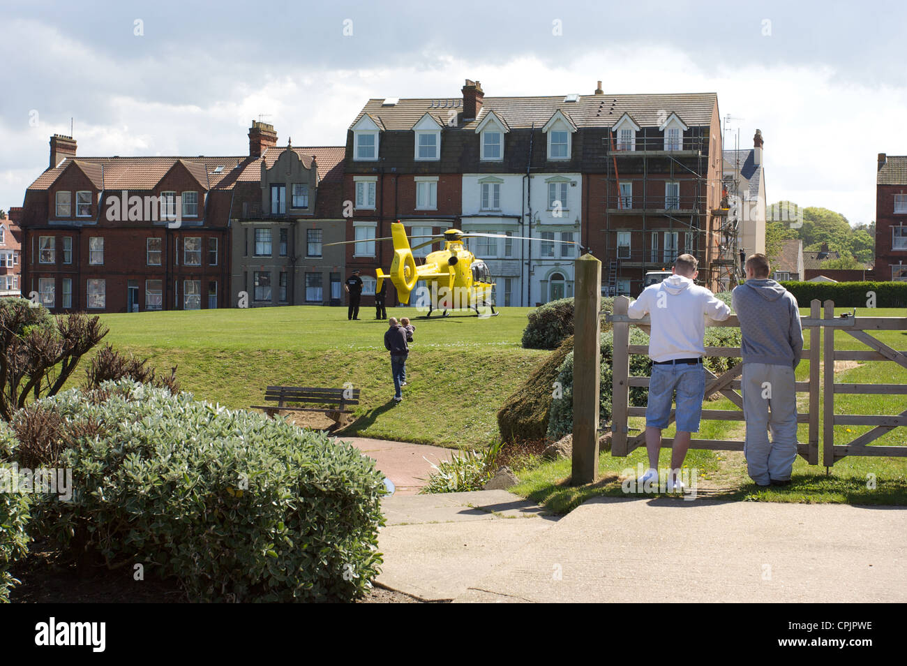 Anglain Air Ambulance senden Sanitäter zur Rettung bei Cromer Strandpromenade, Cromer, Norfolk, UK Stockfoto