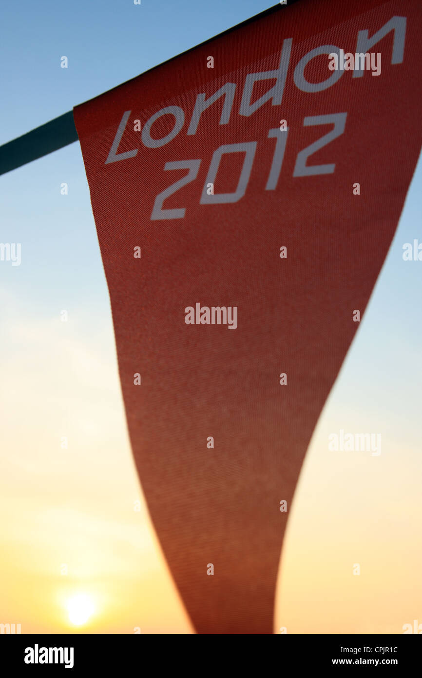 Olympischen Spiele 2012 in London rot Bunting Flagge gegen einen Sonnenuntergang - nur zur redaktionellen Nutzung Stockfoto