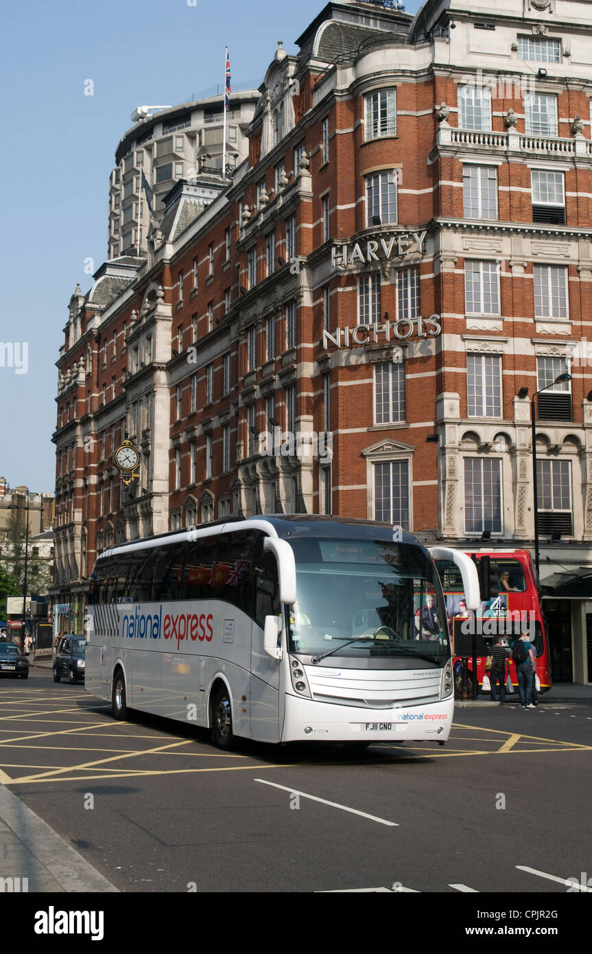 National Express Coach geht Harvey Nichols Store in Knightsbridge, London auf dem Weg nach Swansea, Wales Stockfoto