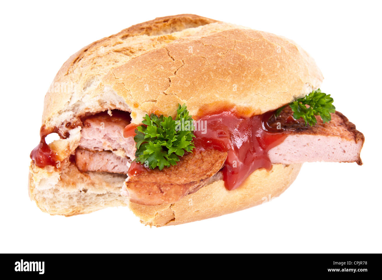 Abgebissen Fleischkäse-Brötchen mit Petersilie und Ketchup isoliert auf