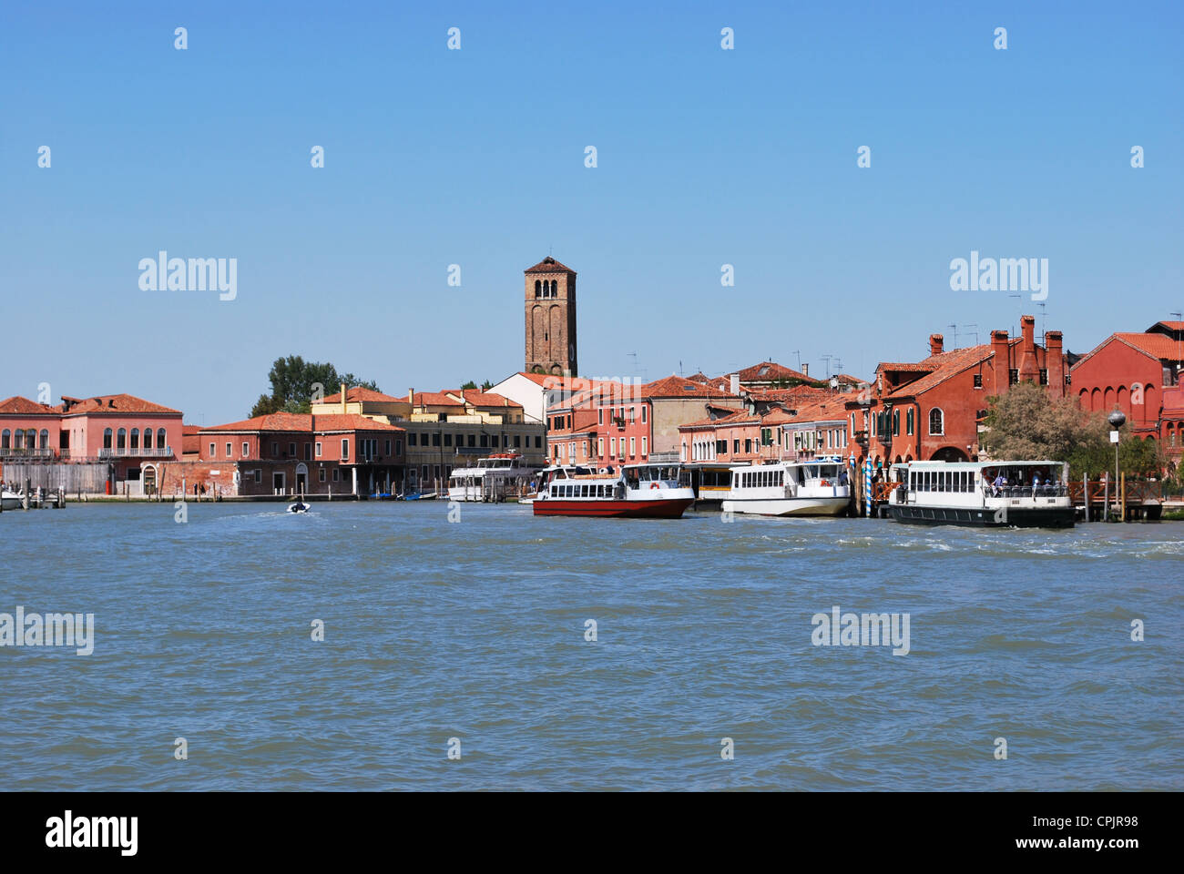 Malerische Aussicht auf Muranoinsel aus dem Meer an einem sonnigen Tag, Venedig, Italien Stockfoto