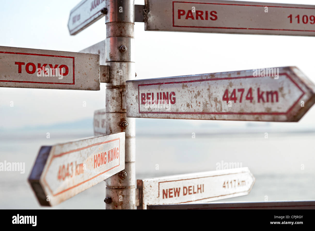 Ein Schild mit Entfernungen zu den berühmten Städten der Welt. Stockfoto