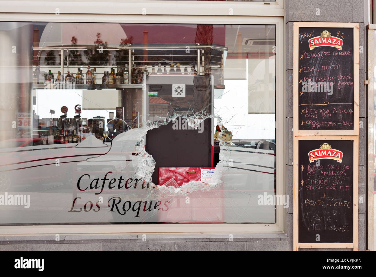 Zerbrochenes Fenster am Unfallort eine Pause in einem Café in wo Diebe die Slot-Maschine gezielt. Blutflecken auf dem Glas. Los Roques Stockfoto