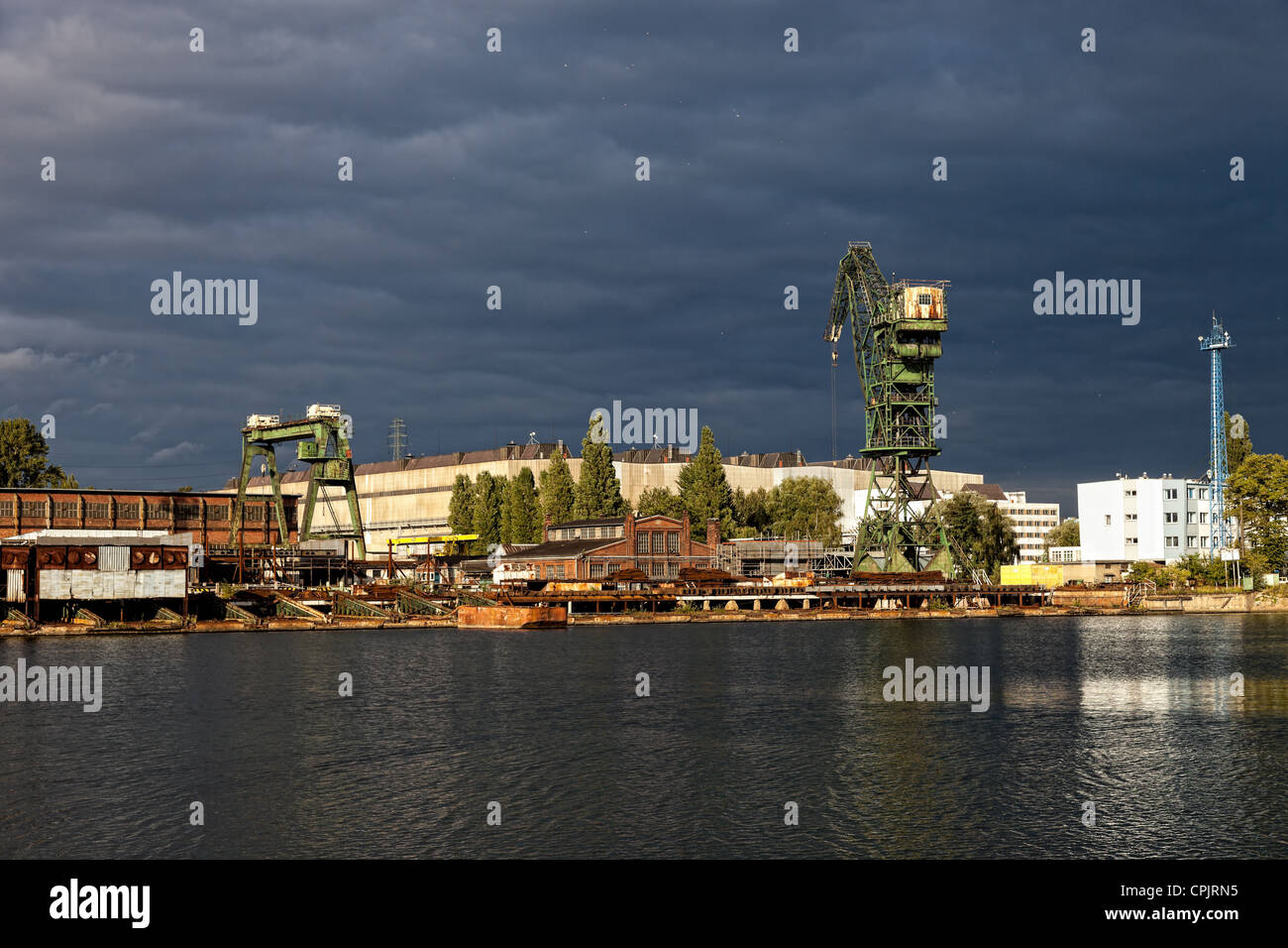 Dunkle Wolken über den Schiffbau. Stockfoto