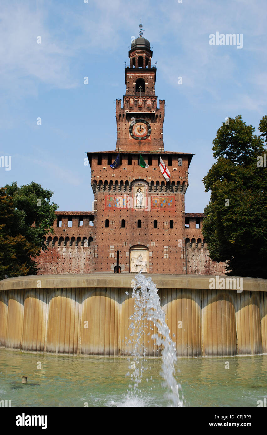 Castello Sforzesco, Haupteingang an Filarete Turm und Brunnen, Mailand, Lombardei, Italien Stockfoto