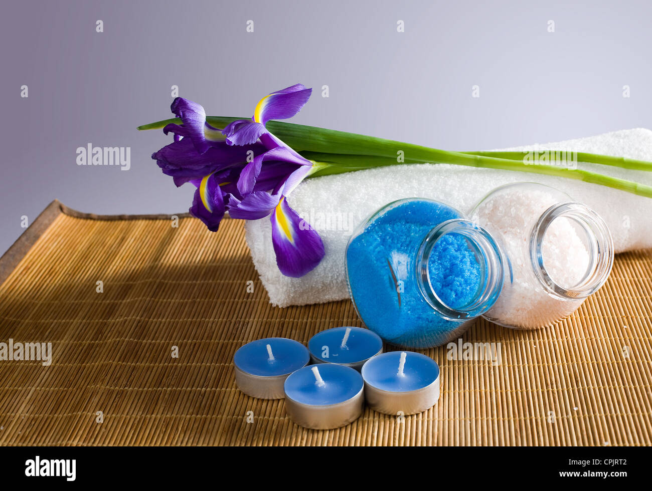 Stillleben mit Whirlpool-Zubehör, Baden, Salz, Kerzen und Blumen. Stockfoto
