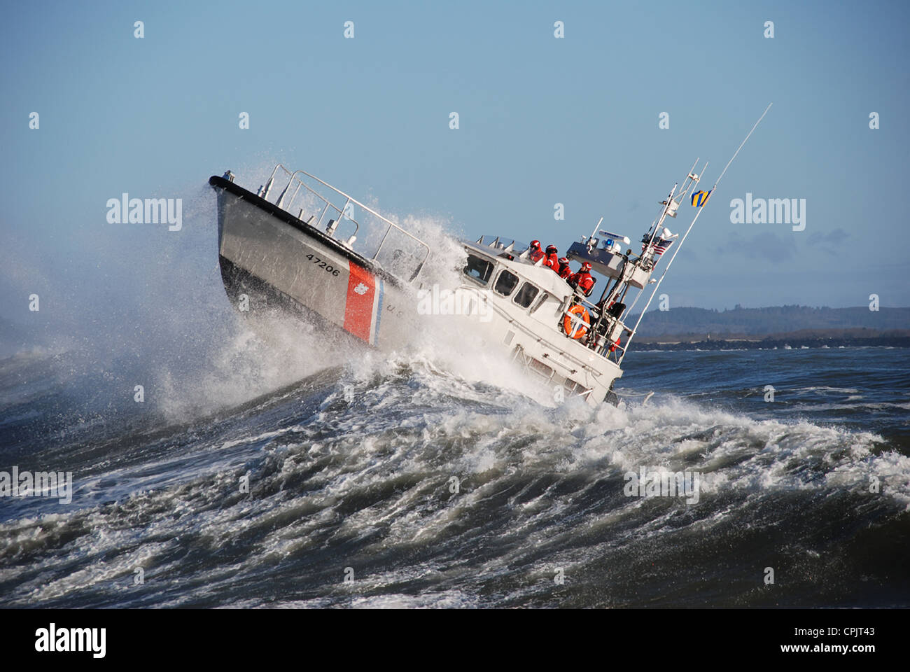 US Küstenwache Besatzung Praxis Einstieg in den Columbia River Bar während des Trainings an der National Motor Rettungsboot School 8. Februar 2011 in Ilwaco, Washington. Stockfoto