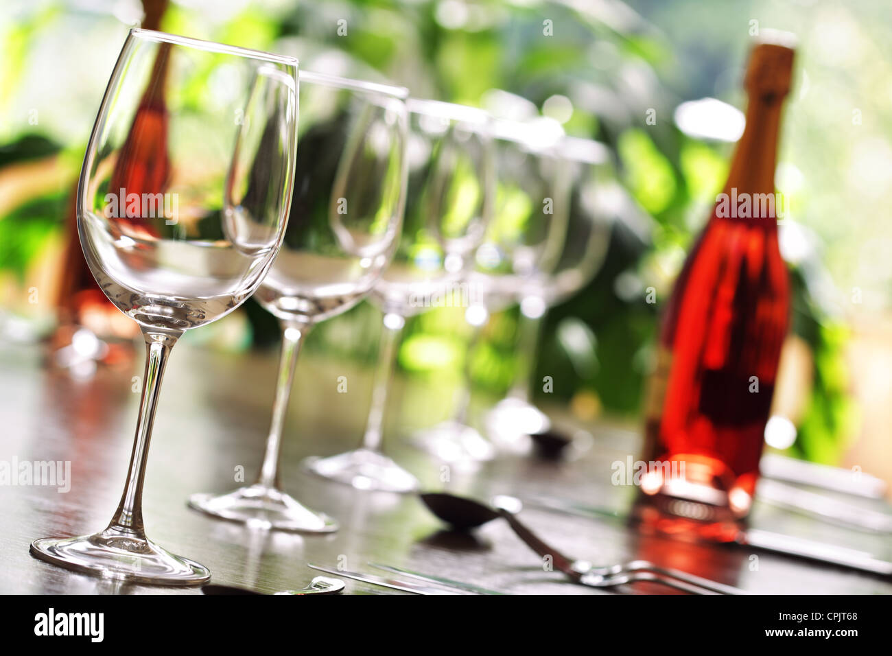 Glas Wein und Gedecke Stockfoto