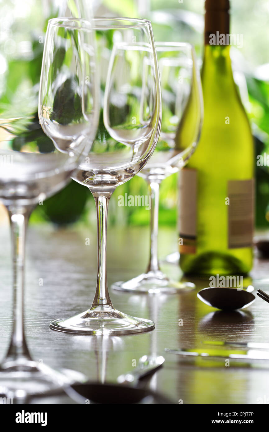 Glas Wein und Gedecke Stockfoto