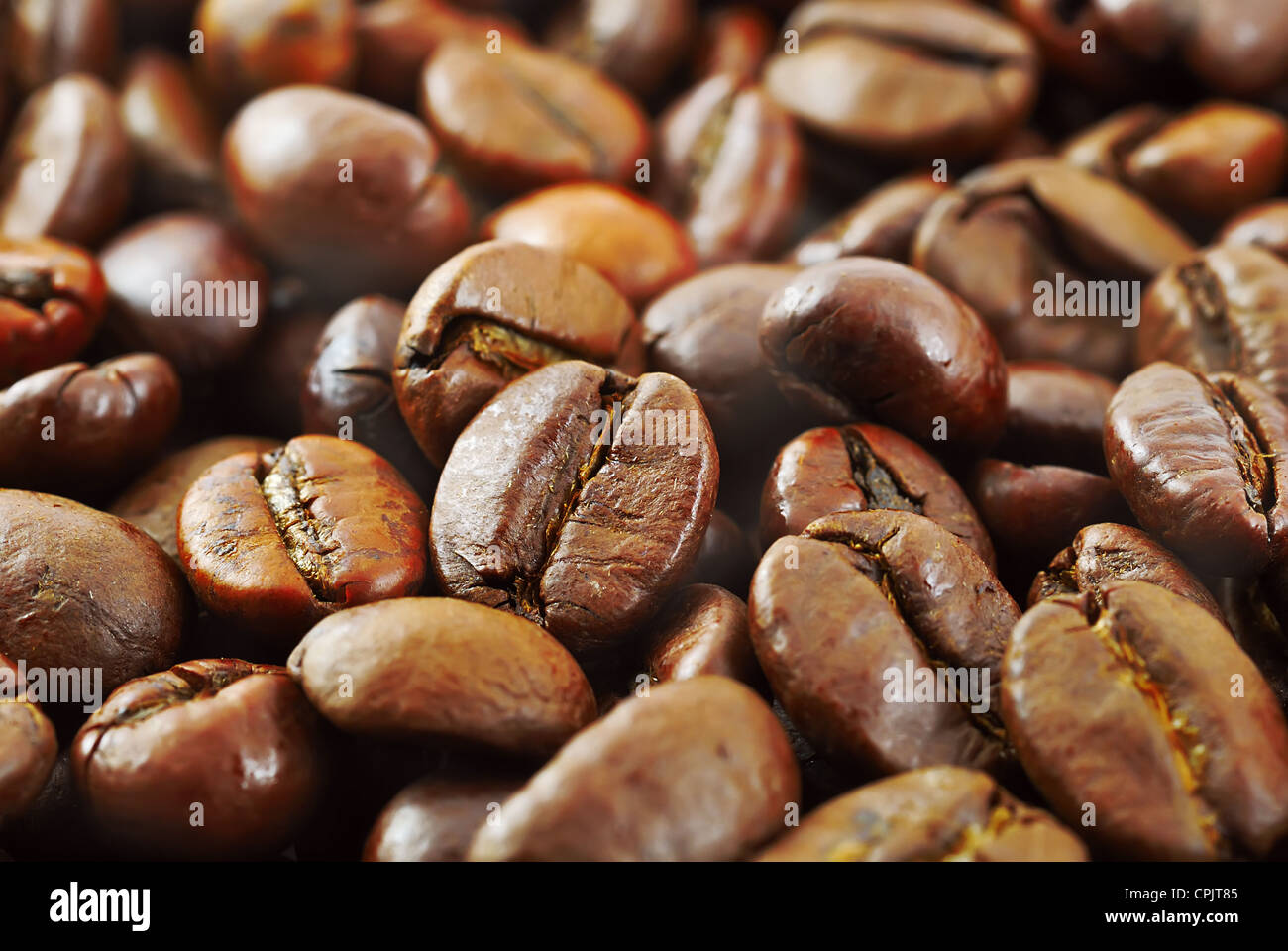 Gebratene frische Kaffeebohnen, braune Kaffee, Hintergrundtextur, close-up Stockfoto