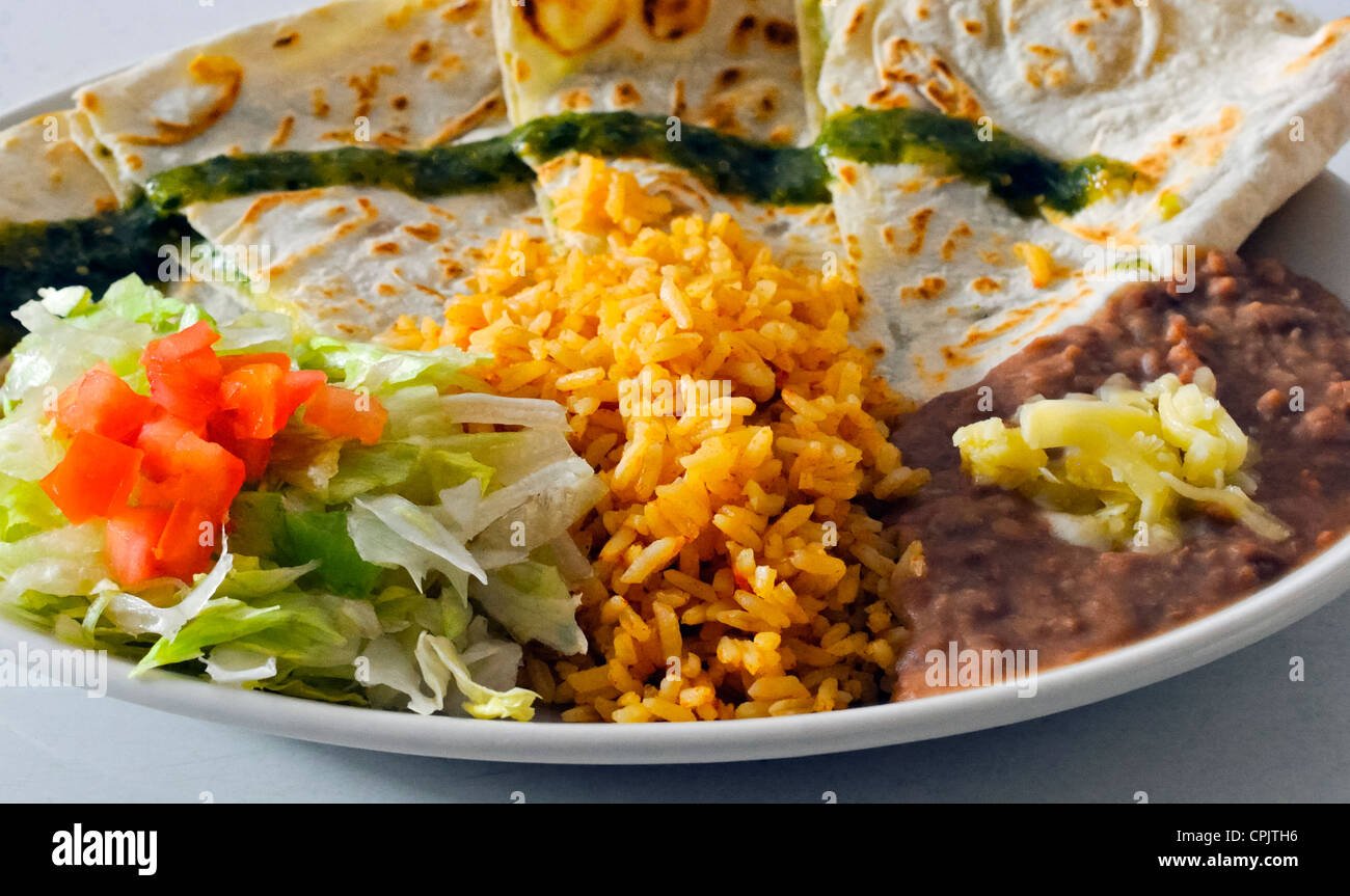 Quesadillas, serviert mit Salat, Reis und gebackenen Bohnen mit Käse Stockfoto