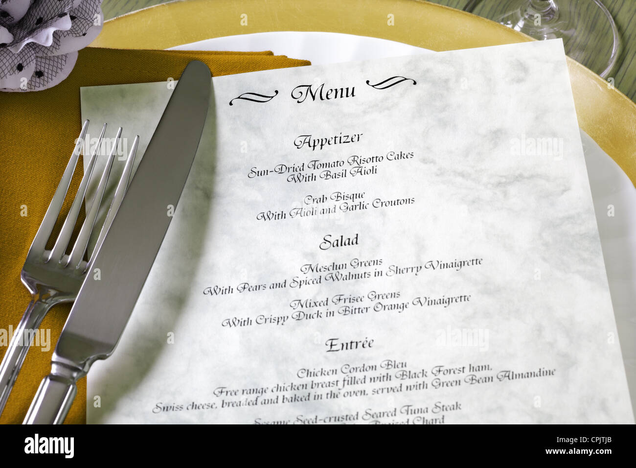 Menü und Besteck am Tisch im restaurant Stockfoto