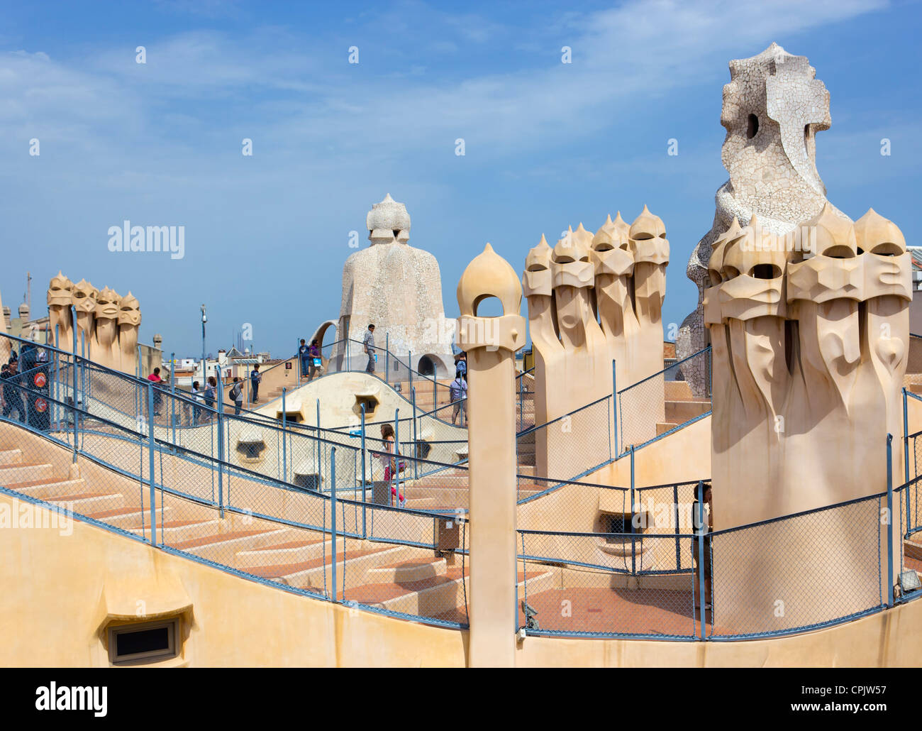 Passeig de Gràcia, Barcelona, Katalonien, Spanien. Belüftung Türme auf dem Dach der Casa Milà, besser bekannt als La Pedrera. Stockfoto