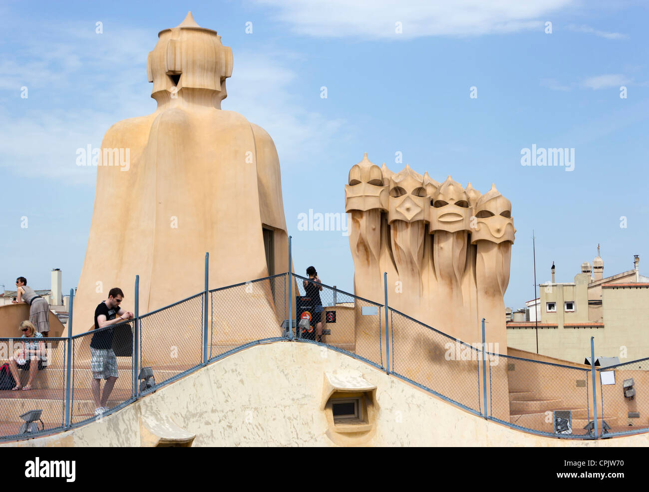 Passeig de Gràcia, Barcelona, Katalonien, Spanien. Belüftung Türme auf dem Dach der Casa Milà, besser bekannt als La Pedrera. Stockfoto