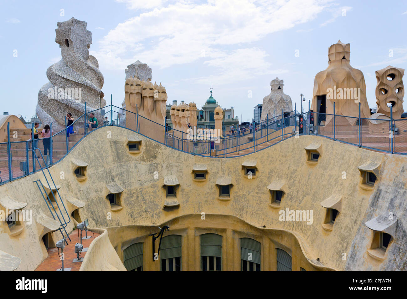 Passeig de Gràcia, Barcelona, Katalonien, Spanien. Belüftung Türme auf dem Dach der Casa Milà, besser bekannt als La Pedrera. Stockfoto