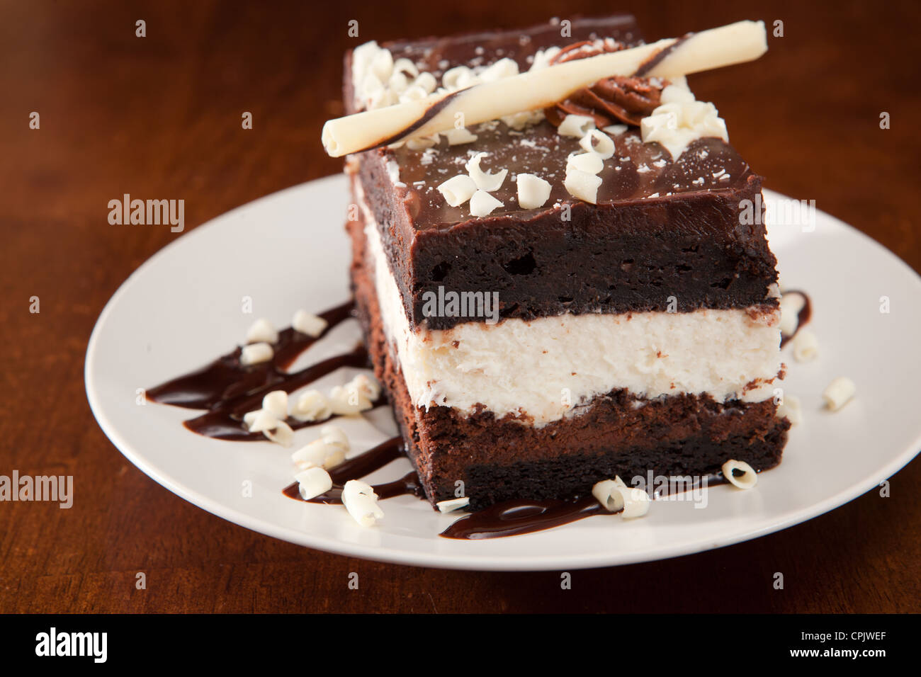 Köstliche Schokolade Mousse Torte geschichtet reich mit Marscapone, Schokolade, Zuckerguss und vieles mehr. Stockfoto