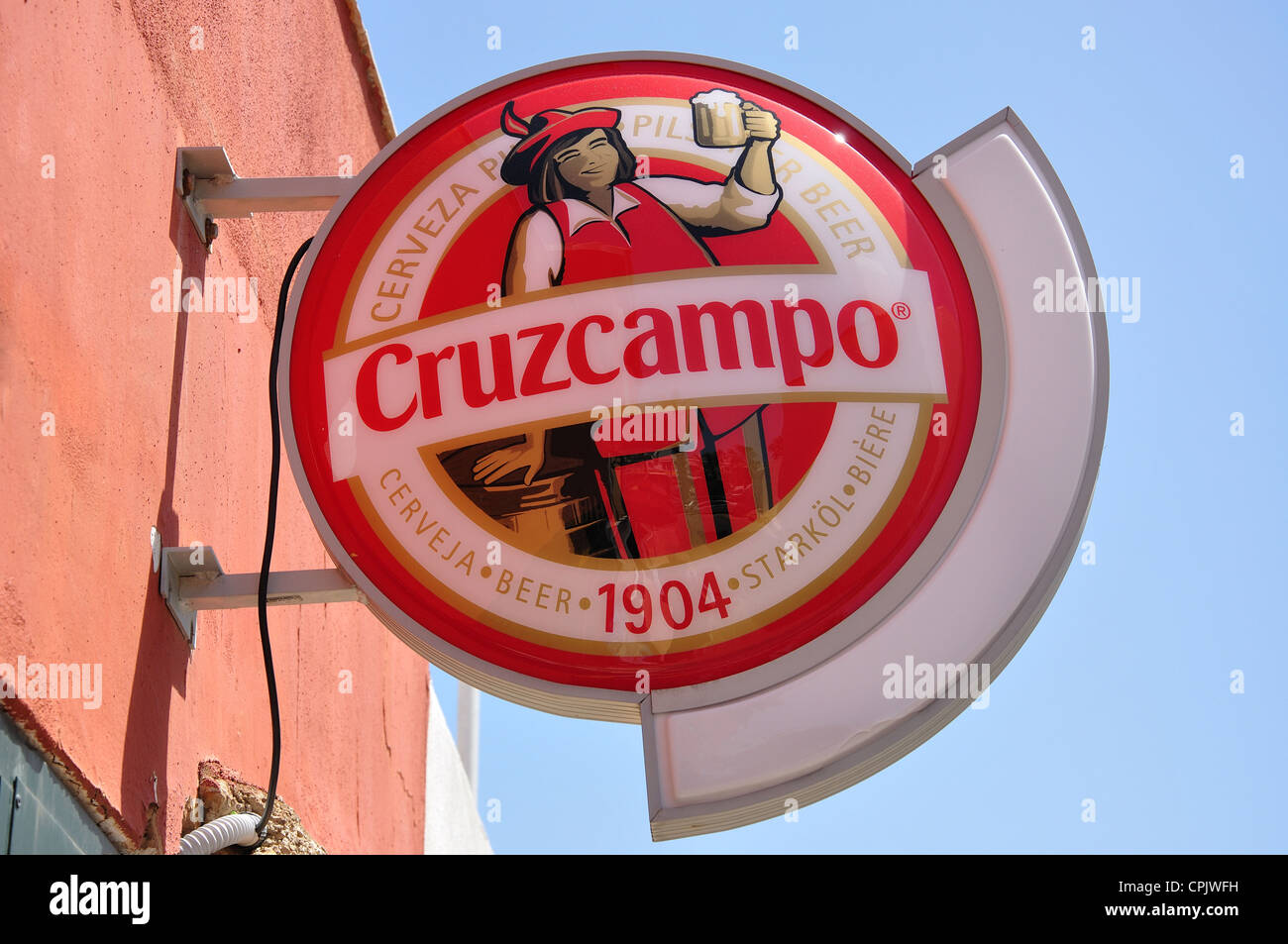 Cruzcampo Beer Schild in der Marina von Cala en Bosc, Menorca (Menorca), Balearen, Spanien Stockfoto