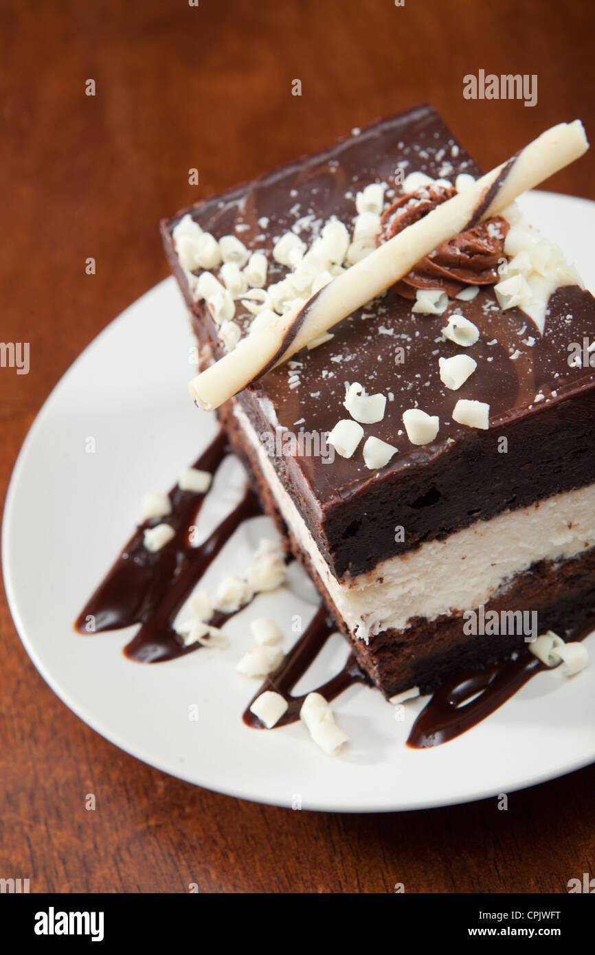Mousse au Chocolat Torte geschichtet mit dekadenten Marscapone, weiße Schokolade, dunkle Schokolade und Sirup. Stockfoto
