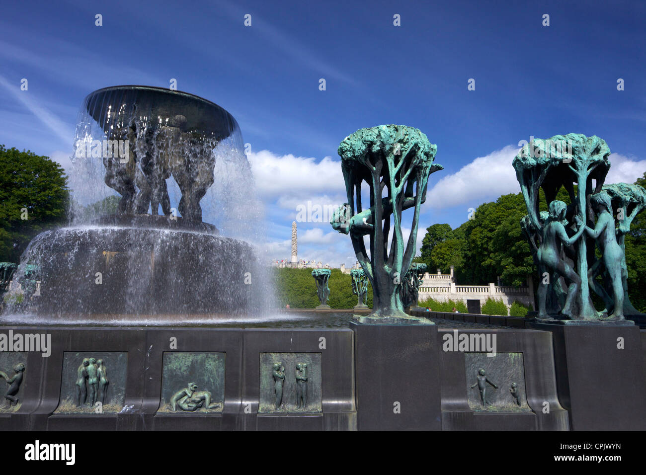 Brunnen mit Baumgruppen, von Gustav Vigeland Skulpturen aus Bronze im Vigeland Skulpturenpark, E Frognerparken, Oslo, Norwegen Stockfoto