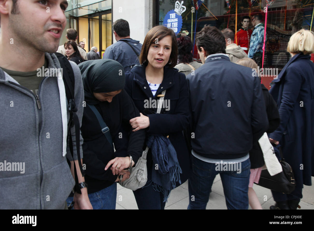 Eine Frau ist von einem undercover-Polizisten verhaftet werden zum Betteln im Londoner West End entfernt marschierten. Stockfoto